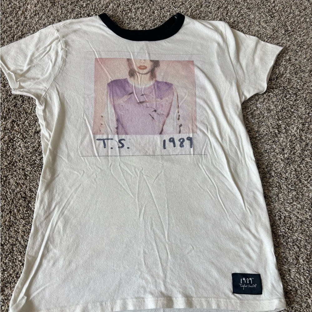 Taylor Swift 1989 T-Shirt Size Small
